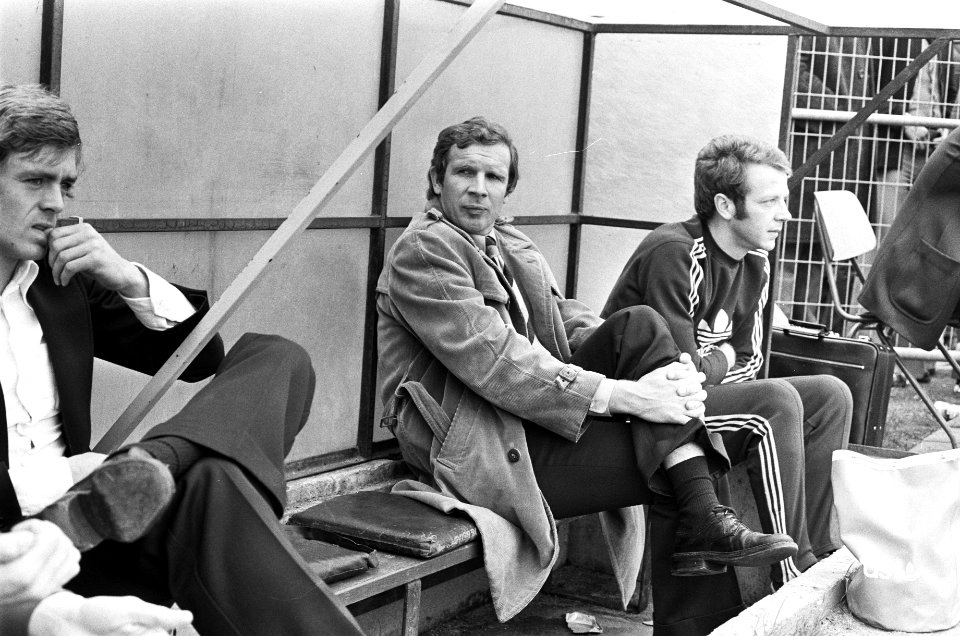 Trainer Hans Kraay (Ajax) in de dug-out (links), Bestanddeelnr 927-8952