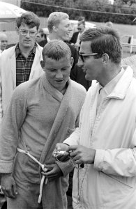 Trainer Rob Kerkhoven in gesprek met zwemmer Dick Langerhorst, Bestanddeelnr 921-5633