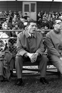 Trainer van Holland Sport Cor van der Hart in de Dug Out, Bestanddeelnr 919-7591