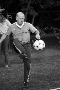 Trainer Kees Rijvers geeft aanwijzingen tijdens de training van het Nederlands e, Bestanddeelnr 931-6655