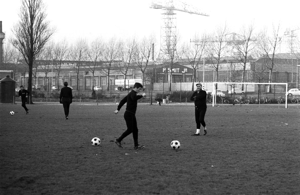 Training AC Milan elftal op bijveld van Feyenoord-stadion Rotterdam. Rivera (lin, Bestanddeelnr 923-0121