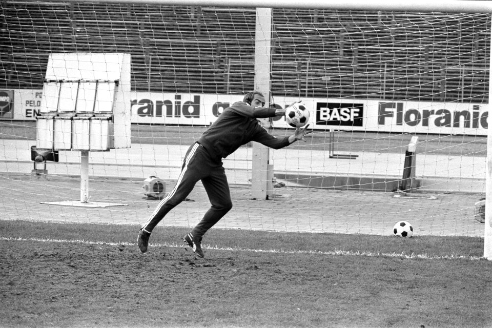 Training Belgisch elftal in Brussel moment tijdens training (keeper ), Bestanddeelnr 929-4069