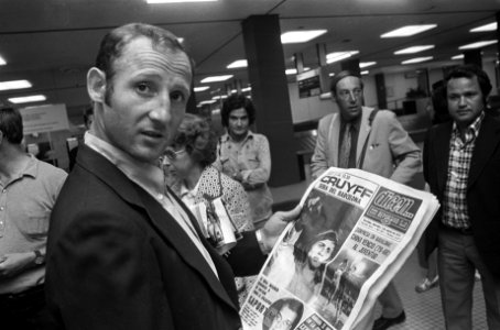 Trainer Rinus Michels met elftal Barcelona op Schiphol, (negnr 23) Gallego me…, Bestanddeelnr 926-5845