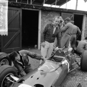 Training Zandvoort Grand Prix, John Surtees bij zijn Ferrari, Bestanddeelnr 917-9725