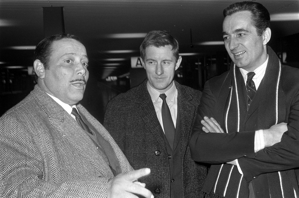 Trainer van Benfica, Otto Gloria (l) arriveert op Schiphol, Bestanddeelnr 922-0794