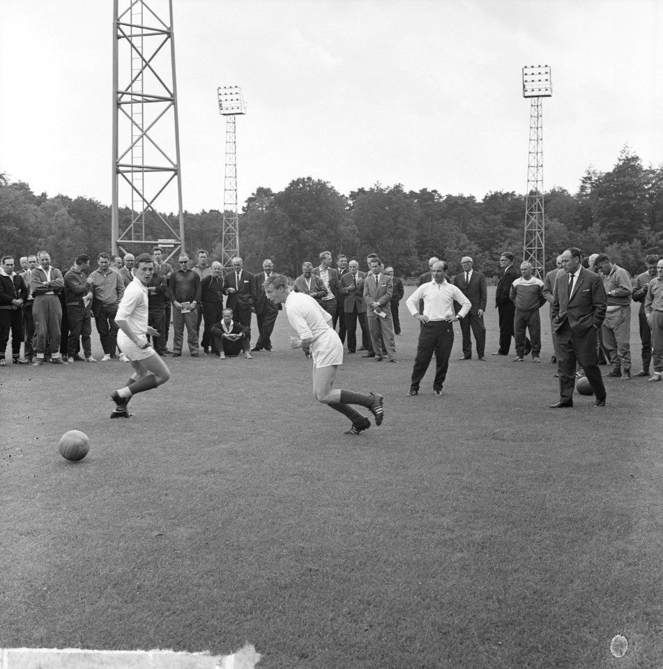 Trainers in trainingscentrum te Zeist Enkele deelnemers Gruber (Ajax), Cramer (, Bestanddeelnr 915-2925
