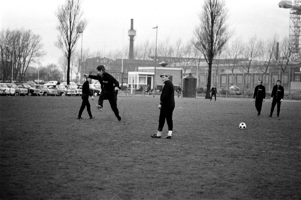 Training AC Milan elftal op bijveld van Feyenoord-stadion Rotterdam. Rivera (lin, Bestanddeelnr 923-0114