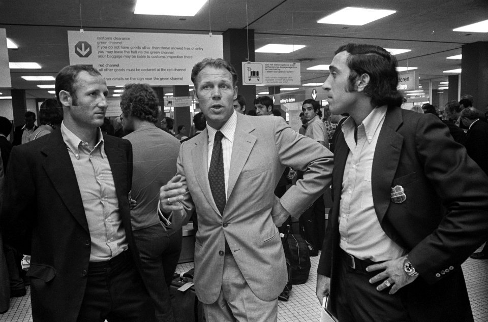 Trainer Rinus Michels (midden) met elftal Barcelona op Schiphol, rechts Gallego, Bestanddeelnr 926-5844