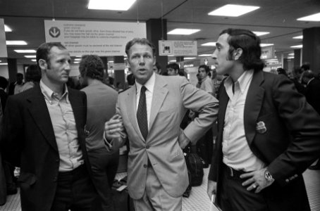 Trainer Rinus Michels (midden) met elftal Barcelona op Schiphol, rechts Gallego, Bestanddeelnr 926-5844