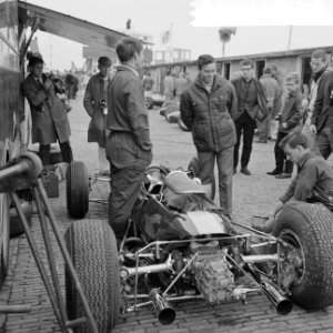 Training Zandvoort Grand Prix. Jim Clark met monteurs bij zijn Lotus, Bestanddeelnr 917-9722