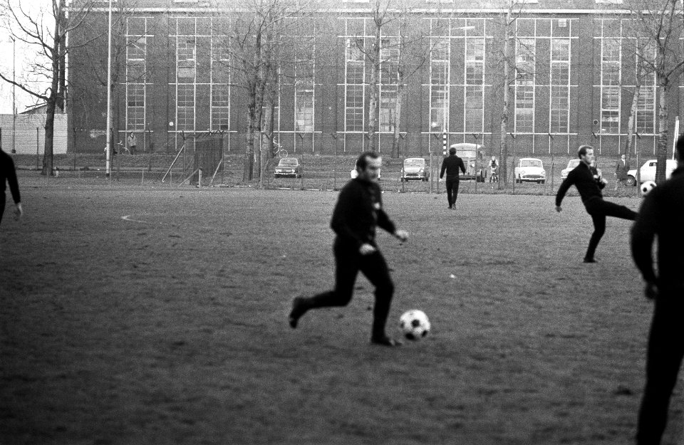 Training AC Milan elftal op bijveld van Feyenoord-stadi Rotterdam. Rivera (links, Bestanddeelnr 923-0125