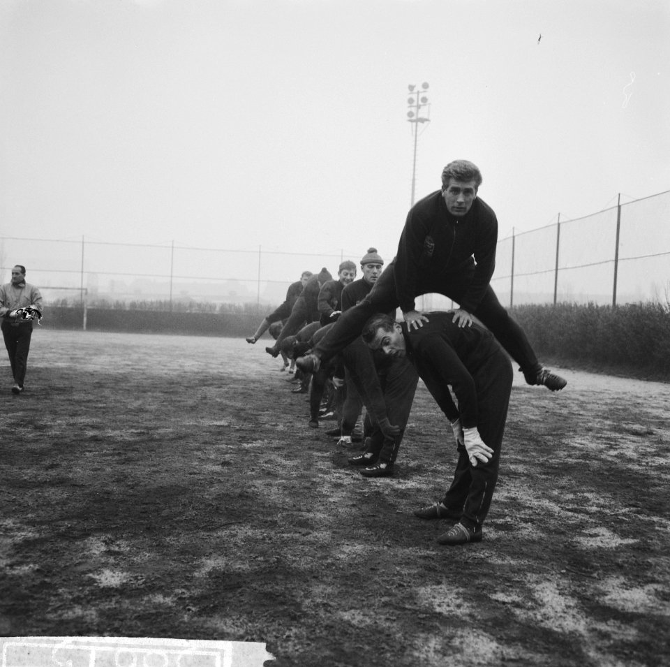 Training Luxemburgs elftal in Olympisch Stadion Op voorgrond Pilot en keeper S, Bestanddeelnr 915-8615