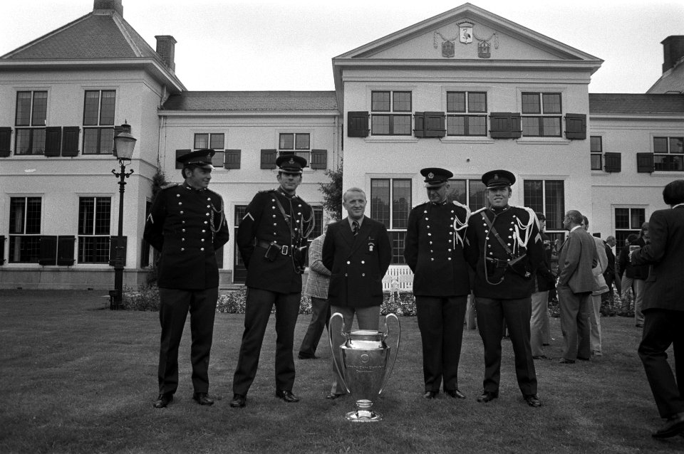 Trainer Stefan Kovacs (m), met op de voorgrond de cup, Bestanddeelnr 925-6434
