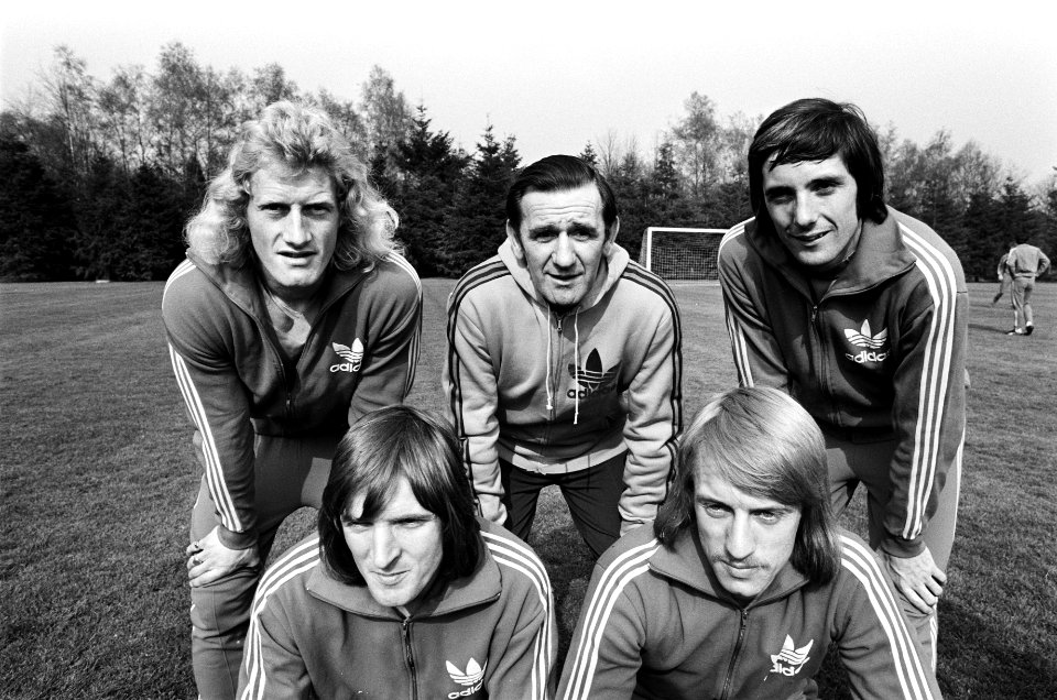 Trainer George Knobel met de nieuwelingen, boven v.l.n.r. Kees Kist, George Knob, Bestanddeelnr 927-8977