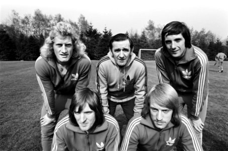 Trainer George Knobel met de nieuwelingen, boven v.l.n.r. Kees Kist, George Knob, Bestanddeelnr 927-8977