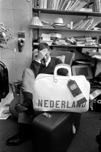 Trainer Wil Westphal van de atletiekploeg, bleef op het laatste moment thuis na , Bestanddeelnr 921-6997