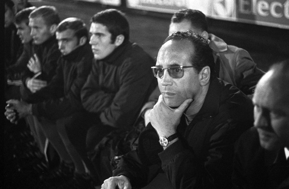 Trainer van Neurenberg, Max Merkel, en zijn reservespelers, Bestanddeelnr 921-7339