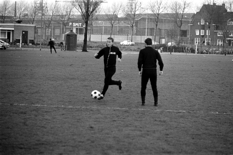 Training AC Milan elftal op bijveld van Feyenoord-stadiom Rotterdam. Rivera (lin, Bestanddeelnr 923-0122