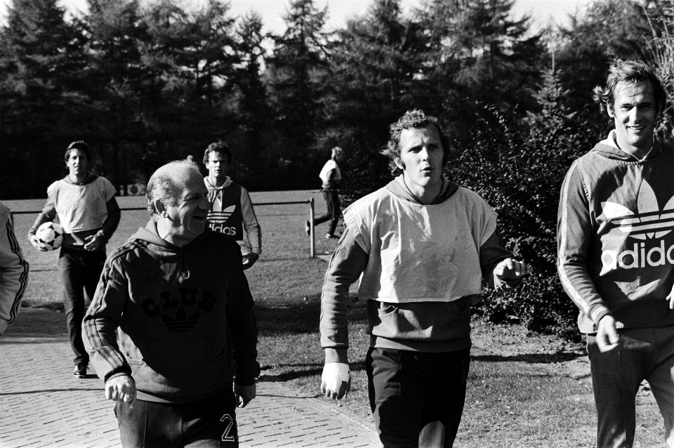 Trainer Kees Rijvers (l) met René van de Kerkhof (met hand in het gips), Bestanddeelnr 930-5019