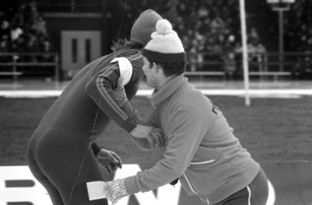 Trainer Leen Pfrommer met een van de schaatsers, Bestanddeelnr 926-9369