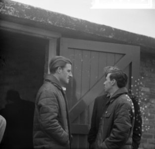 Training Zandvoort Grand Prix , Graham Hill (links) en Jim Clark in gesprek, Bestanddeelnr 917-9729