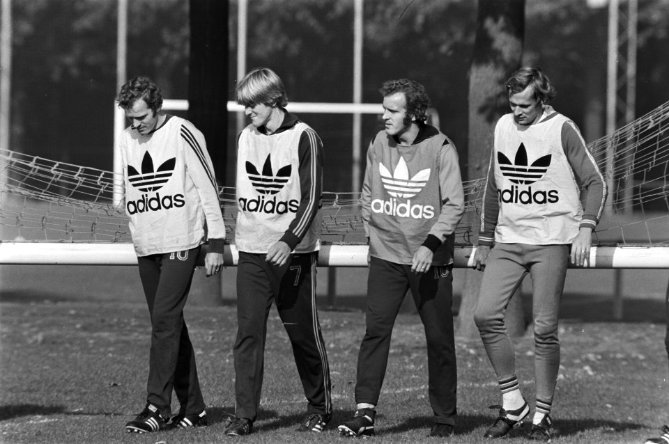 Training van PSV i.v.m. de Europa Cup wedstrijd tegen Gijon vlnr Willy van de …, Bestanddeelnr 930-4676
