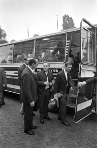 Trainer Max Merkel links bij de bus, Bestanddeelnr 921-7360