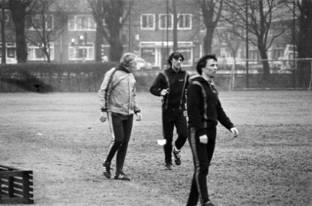 Training Ajax, trainer Cor Brom (links) en Ruud Krol, Bestanddeelnr 930-1714