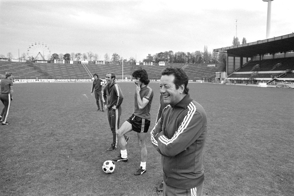 Training Belgisch elftal in Brussel trainer Guy Thijs (voorgrond) en links Lamb, Bestanddeelnr 929-4065