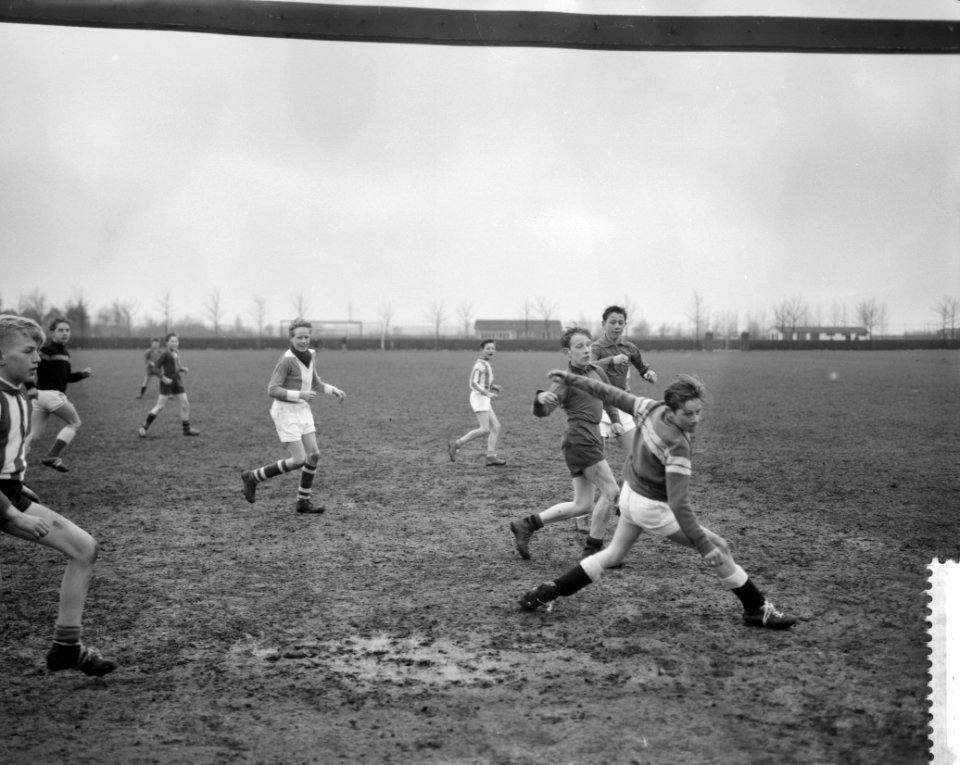Training voor het aanstaande schoolvoetbaltoernooi te Amsterdam, Bestanddeelnr 911-0970