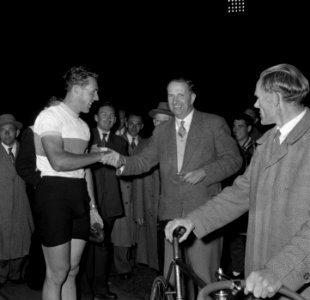 Tram Braat kampioen amateurs 50 kilometer Stad Utrecht Met Dr Van Dijk voorzitt, Bestanddeelnr 907-9484