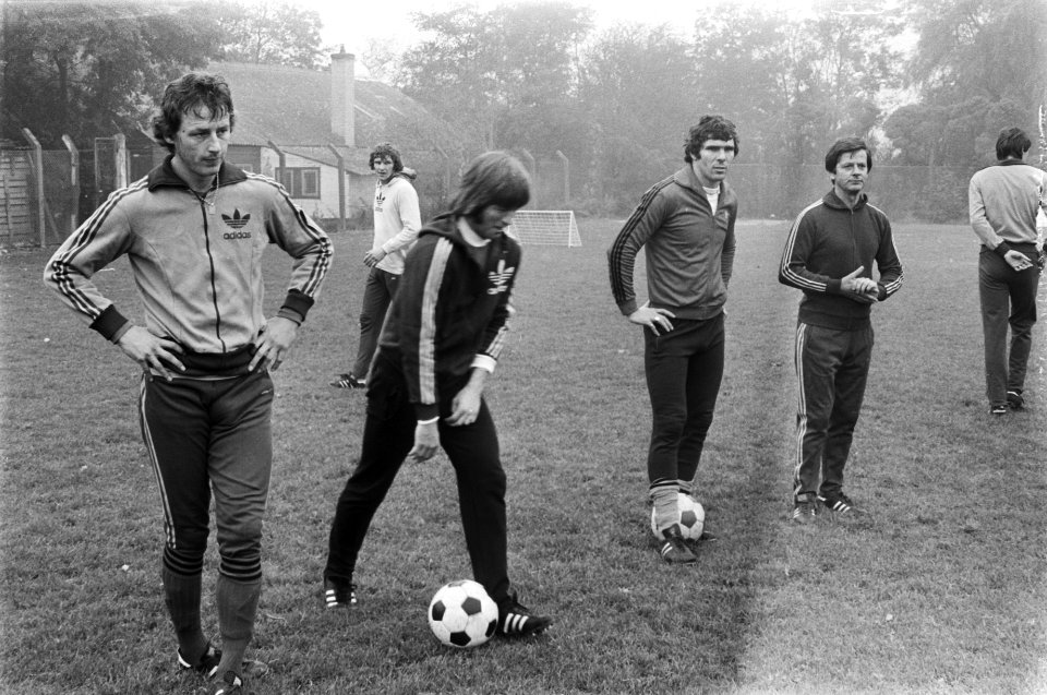 Training AZ67 voor duel tegen Barcelona vlnr Hovenkamp, Peters, Van Hanegem, Bestanddeelnr 929-3950