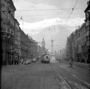 Tram bij de Annasäule in de Maria-Theresien-Straße met op de achtergrond de Nord, Bestanddeelnr 254-4316