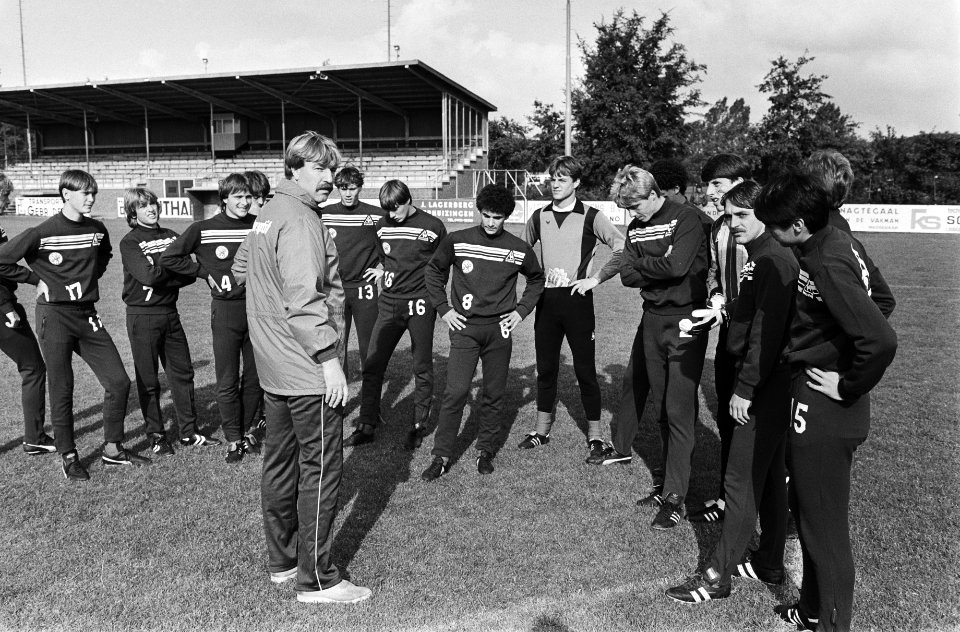 Trainer De Mos met spelers van Ajax bij een training, Bestanddeelnr 932-6993