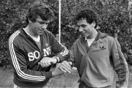 Trainer Hans Eykenbroek (l) neemt de polsslag op van Ricky Talan, Bestanddeelnr 932-3684