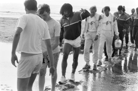 Trainingsstage Nederlands elftal in Noordwijk selectie wandelt langs strand, vo, Bestanddeelnr 934-2518