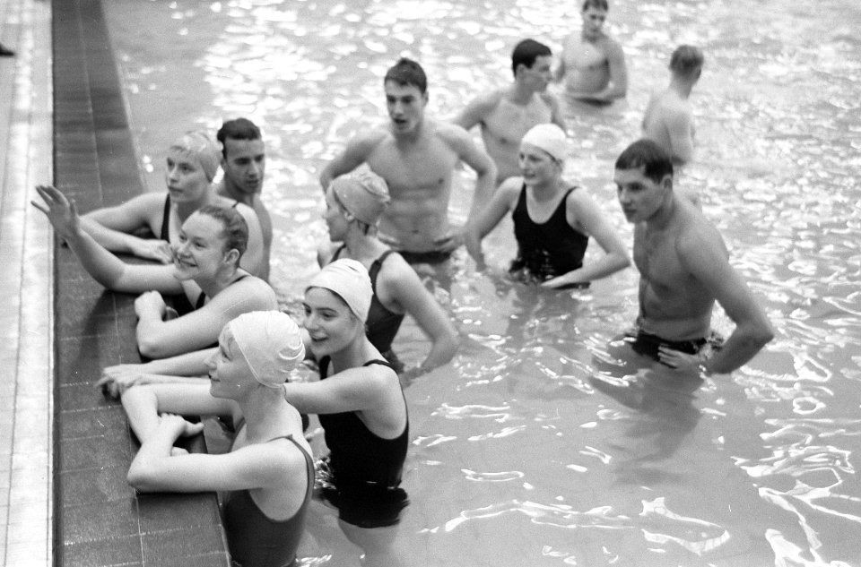 Trainingsploeg van de KNZB in Sportfondsenbad Rotterdam, Bestanddeelnr 913-2387