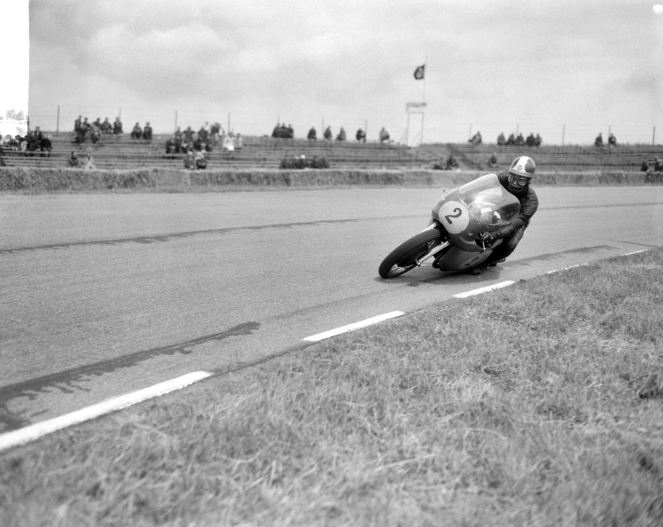 Training voor aanstaande TT races te Assen, de renners in actie, Bestanddeelnr 917-9008
