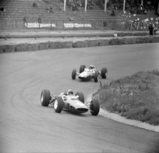 Training Zandvoort Grand Prix , Innes Ireland (38) en Mike Spence (8), Bestanddeelnr 917-9718