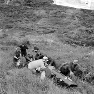 Training Zandvoort Grand Prix , enige soldaten helpen coureur Innes Ireland met , Bestanddeelnr 917-9721