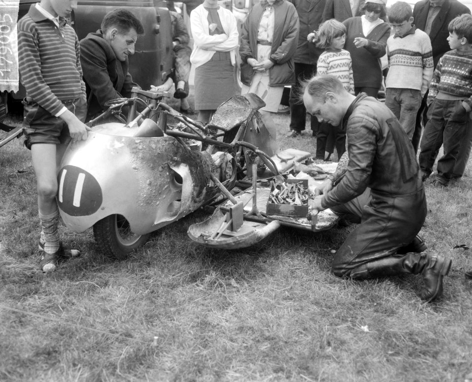 Training voor aanstaande TT races te Assen, Stan Nightingale zijn zijspan vloog , Bestanddeelnr 917-9005