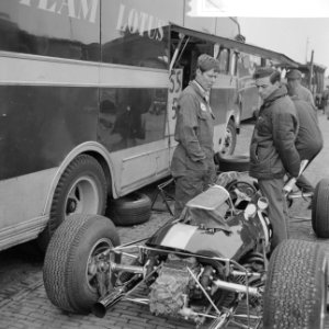 Training Zandvoort Grand Prix, Jim Clark met een monteur bij zijn Lotus, Bestanddeelnr 917-9723