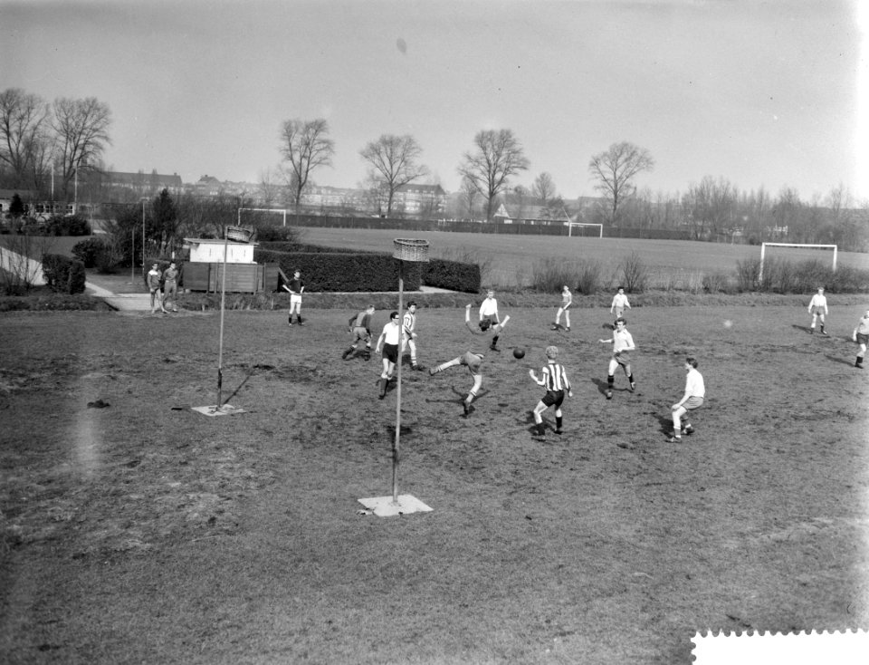 Training voor het schoolvoetbal, trainingswedstrijd tusse de Grafische school en, Bestanddeelnr 910-2408