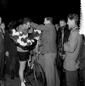 Tram Braat kampioen amateurs 50 kilometer Stad Utrecht Met Dr Van Dijk voorzitt, Bestanddeelnr 907-9483