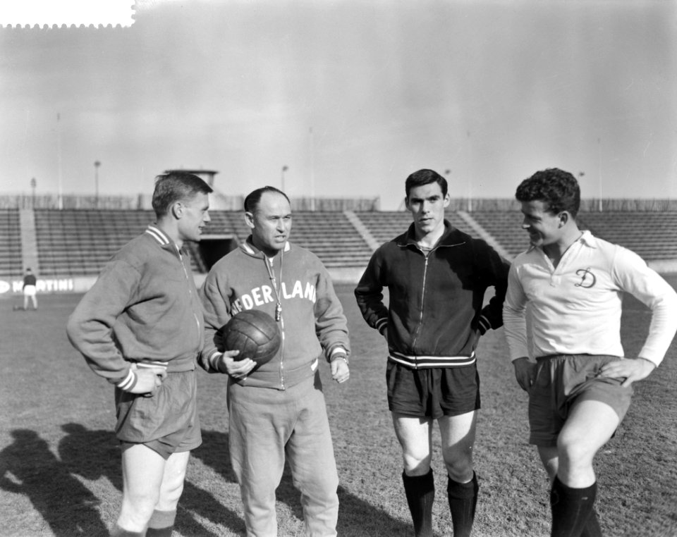 Training Nederlands elftal te Den Bosch . Schenkel, E. Schwartz , Teunissen en K, Bestanddeelnr 912-2312