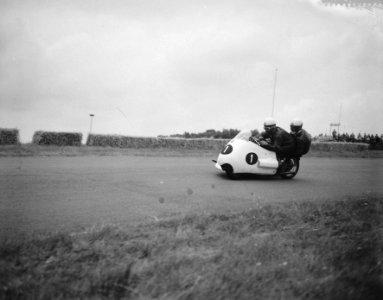 Training voor de TT races op het circuit van Assen Zijspan (Walther Schneider , Bestanddeelnr 909-6637