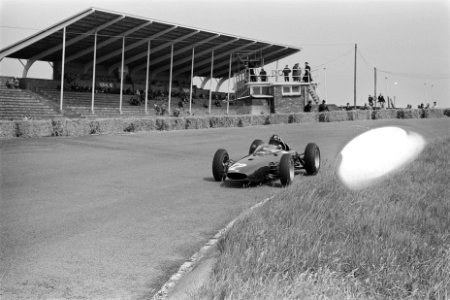 Training voor Grand Prix te Zandvoort begonnen Graham Hill (12 BRM) in de Huge, Bestanddeelnr 915-2841