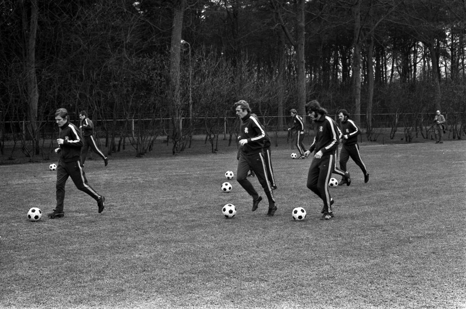 Training Nederlands elftal in Zeist voor vriendschappelijke wedstrijd tegen Grie, Bestanddeelnr 925-3704