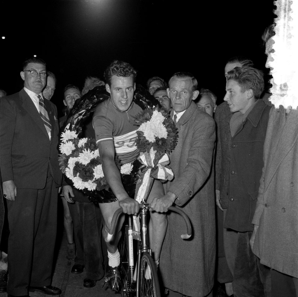 Tram Braat kampioen amateurs 50 kilometer Stad Utrecht Met Dr Van Dijk voorzitt, Bestanddeelnr 907-9485