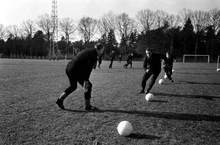 Training Nederlands elftal te Zeist, Neville neemt Piet Fransen en Bennie Muller, Bestanddeelnr 917-4925